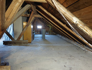 Zateplení stropu bytového domu pomocí foukané izolace